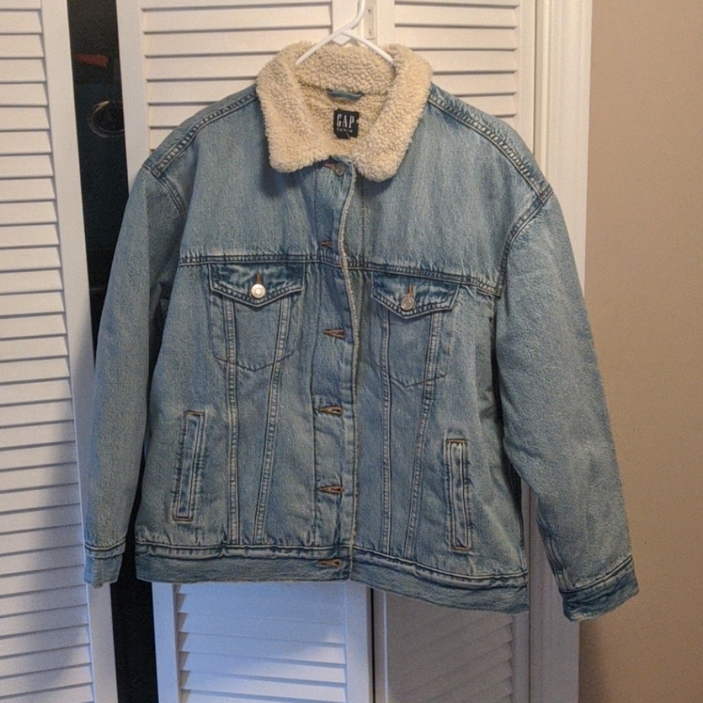 GAP Women's Sherpa lined denim jacket